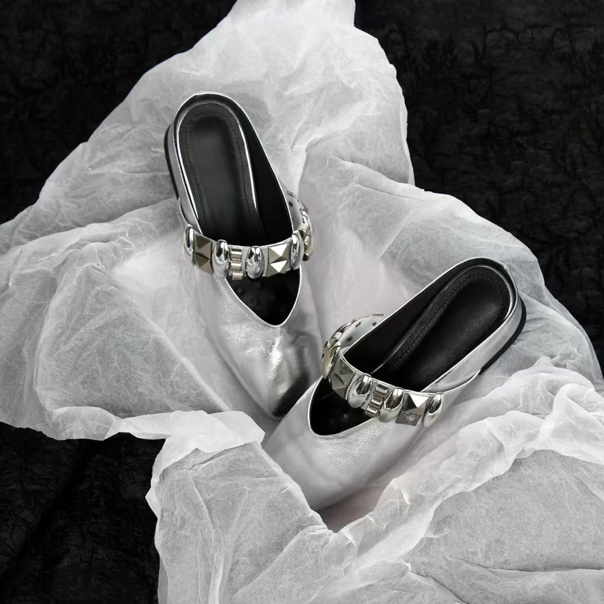 Damen Mules mit glamourösen Nieten und glänzender Oberfläche