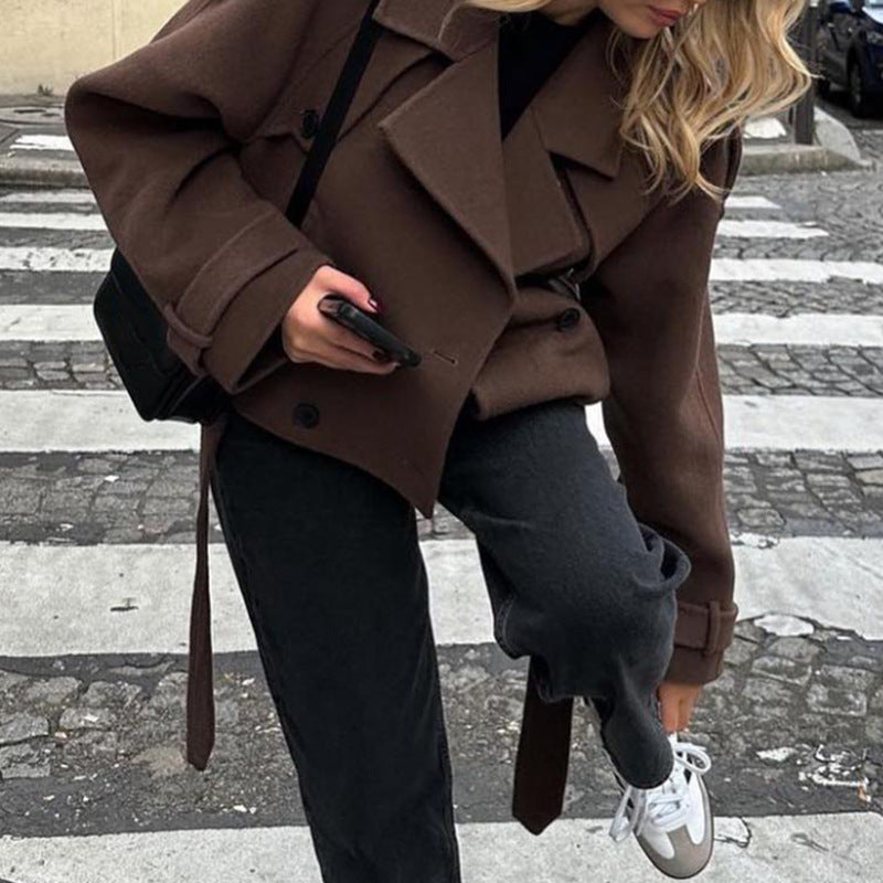 Damen Modischer Kurz-Trenchcoat mit großzügigen Klappentaschen und tailliertem Schnitt R&B