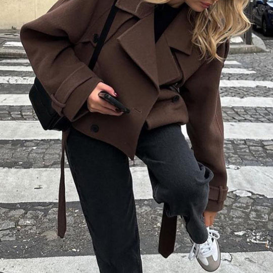 Damen Modischer Kurz-Trenchcoat mit großzügigen Klappentaschen und tailliertem Schnitt R&B