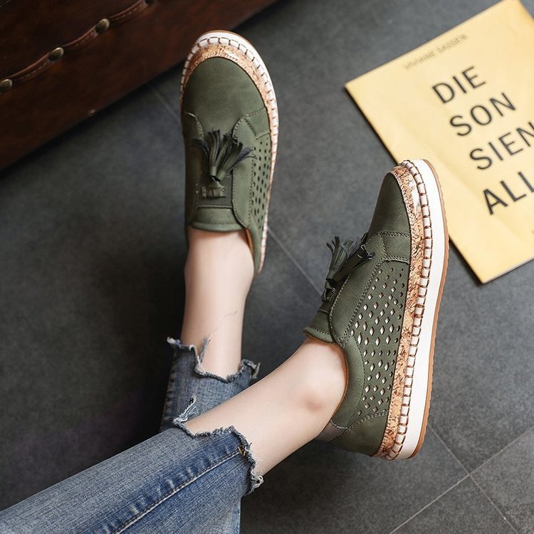 Damen Slip-On Sneakers mit perforierter Oberflächenstruktur und dekorativen Fransen R&B