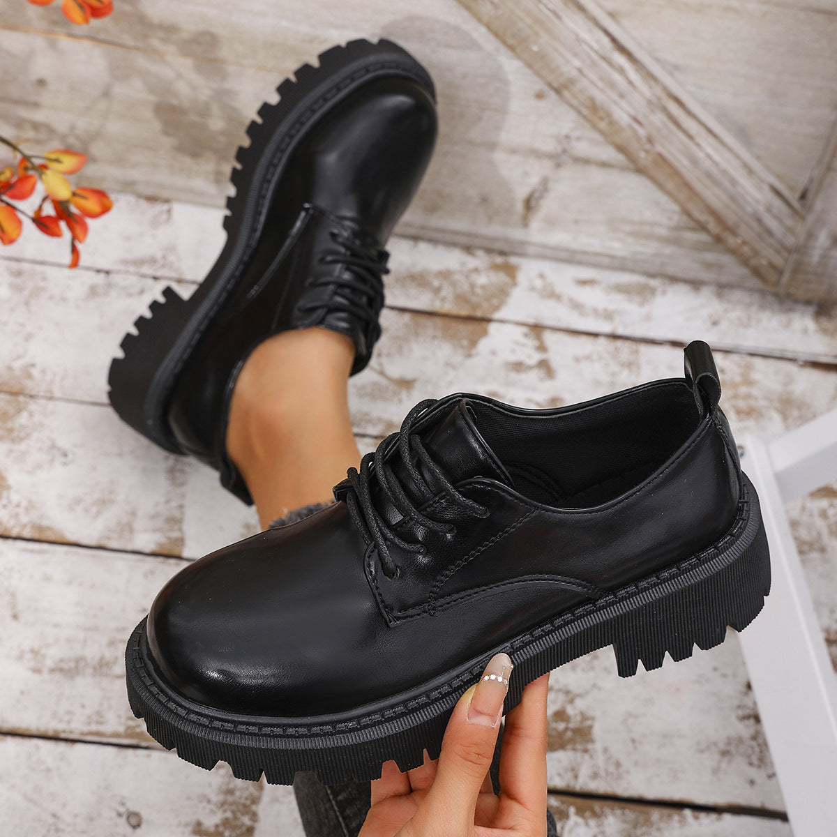 Damen Schnürer mit robuster Profilsohle und elegantem Design R&B