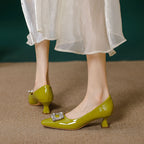 Damen elegante Pumps mit funkelndem Schmuckdetail