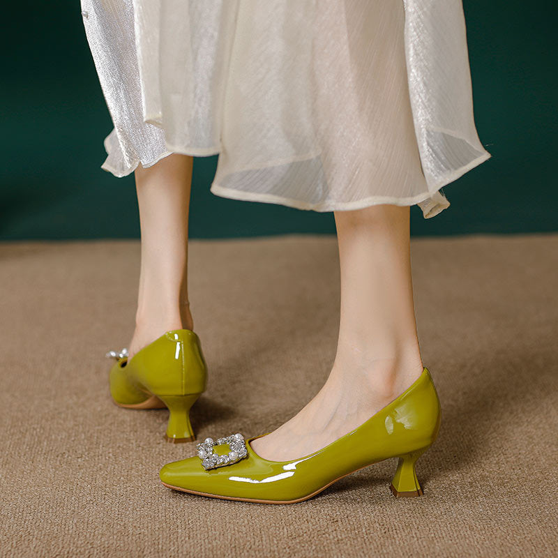 Damen elegante Pumps mit funkelndem Schmuckdetail