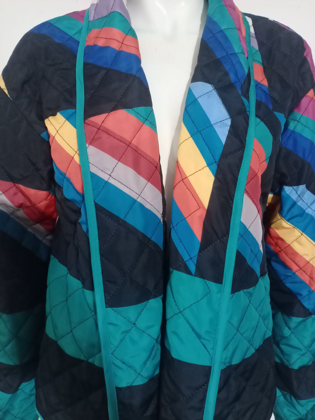 Damen Steppjacke mit buntem geometrischen Muster R&B