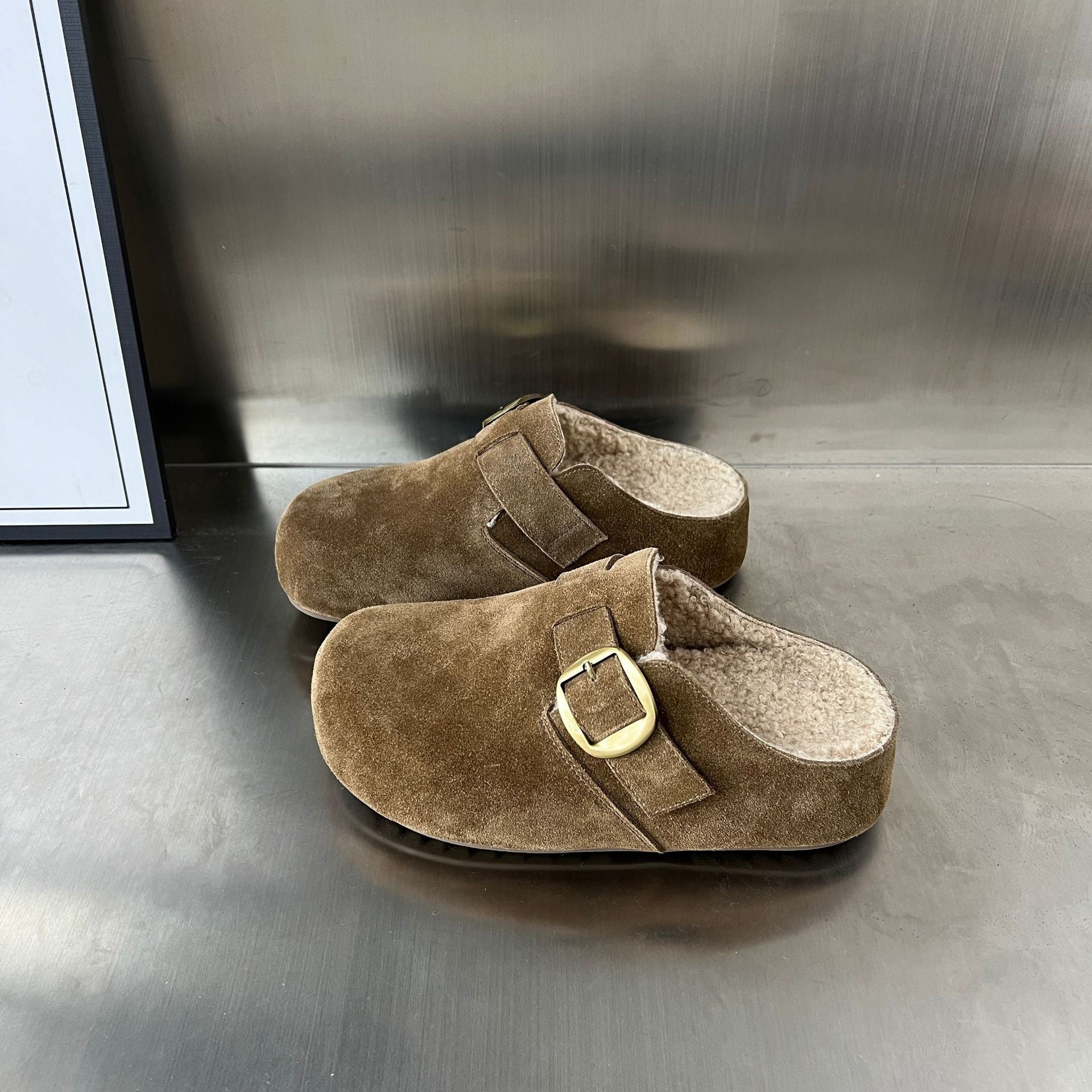 Damen Gepolsterte Wildleder-Clogs mit praktischer Schnallenverzierung R&B