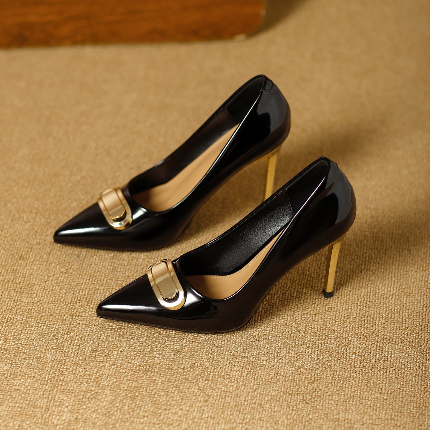 Damen stilvolle Lackpumps mit eleganter Goldschnalle