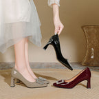 Damen Hochglanz Pumps mit funkelnder Kristallschnalle