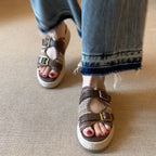 Damen komfortable Wedge-Pantoletten mit doppeltem Riemchen und geflochtenem Detail R&B
