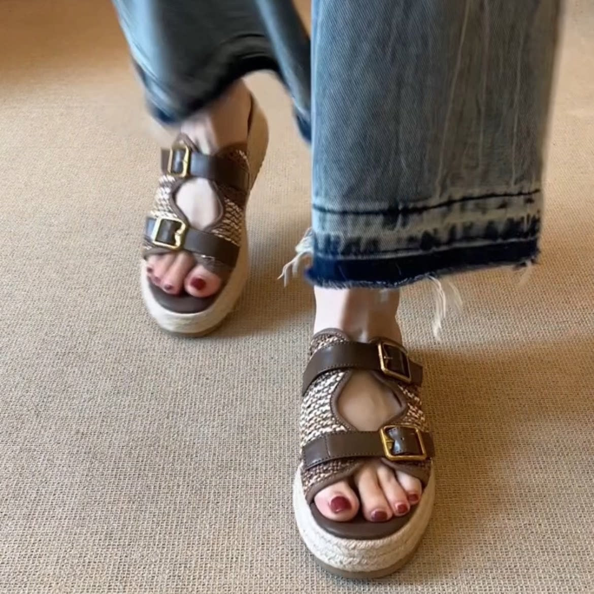 Damen komfortable Wedge-Pantoletten mit doppeltem Riemchen und geflochtenem Detail R&B