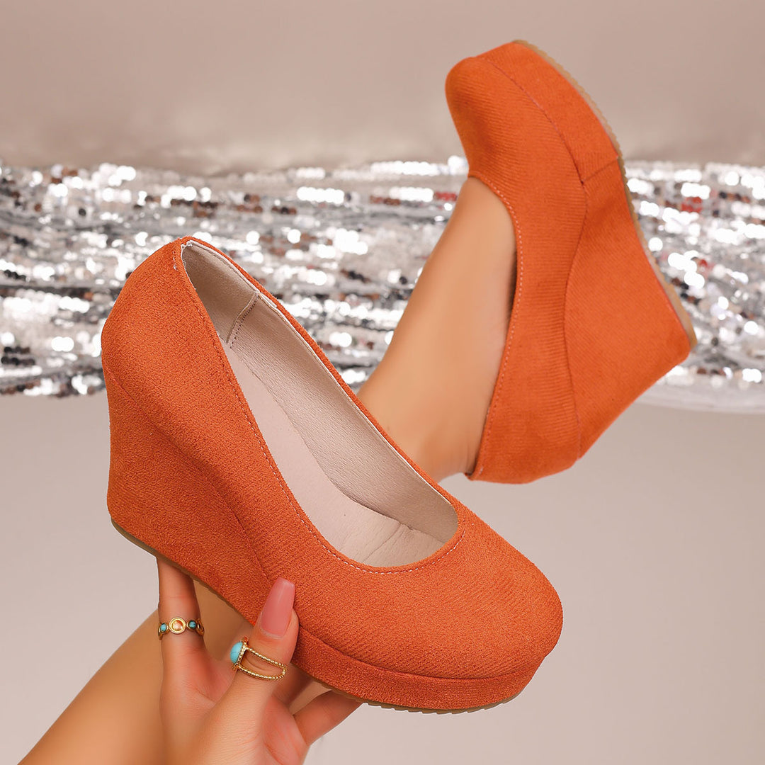 Damen Wedge-Pumps mit zierlichem Riemen und glänzendem Akzent R&B
