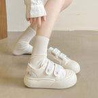 Damen Plattform-Sneaker mit praktischem Klettverschluss und verspielten Applikationen