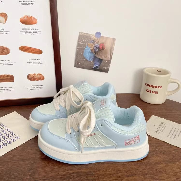 Damen Sportliche Plateau-Sneaker mit ausgeprägtem Schnürsystem und trendigem Design