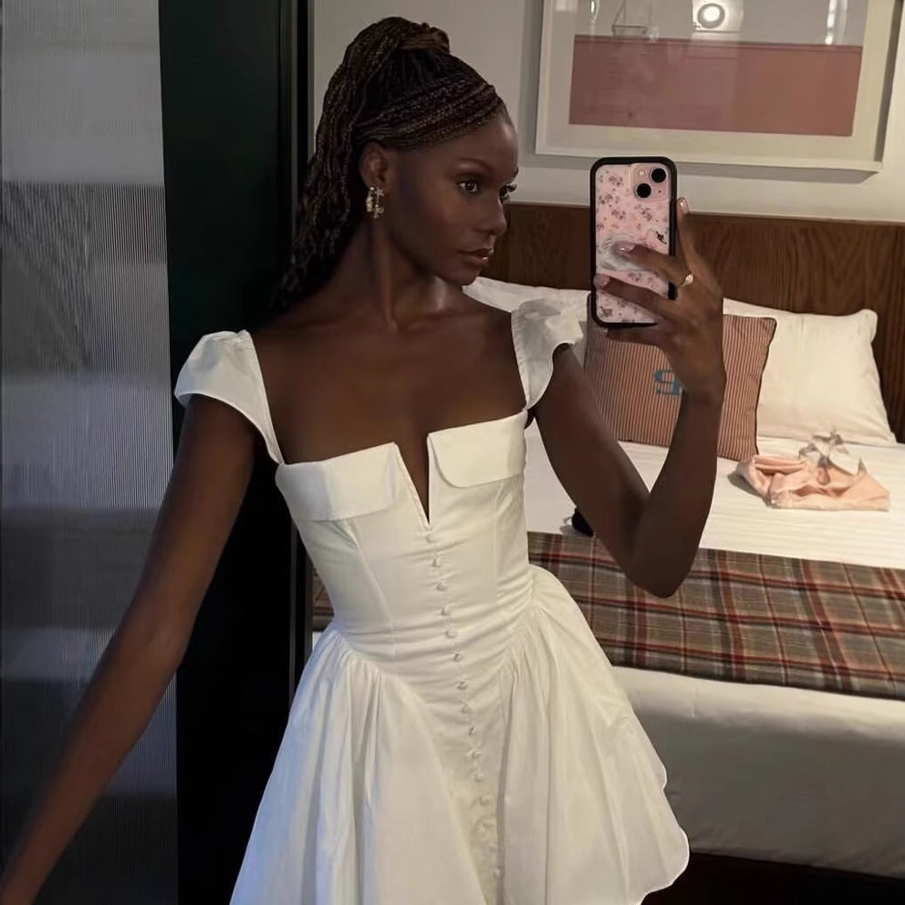 Damen Minikleid mit voluminösen Rüschenelementen und Knopfdetailierung R&B