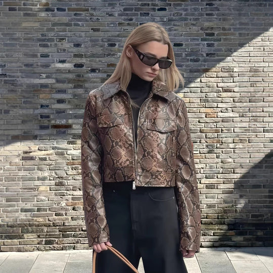 Damen cropped Kunstlederjacke im Schlangenprint R&B