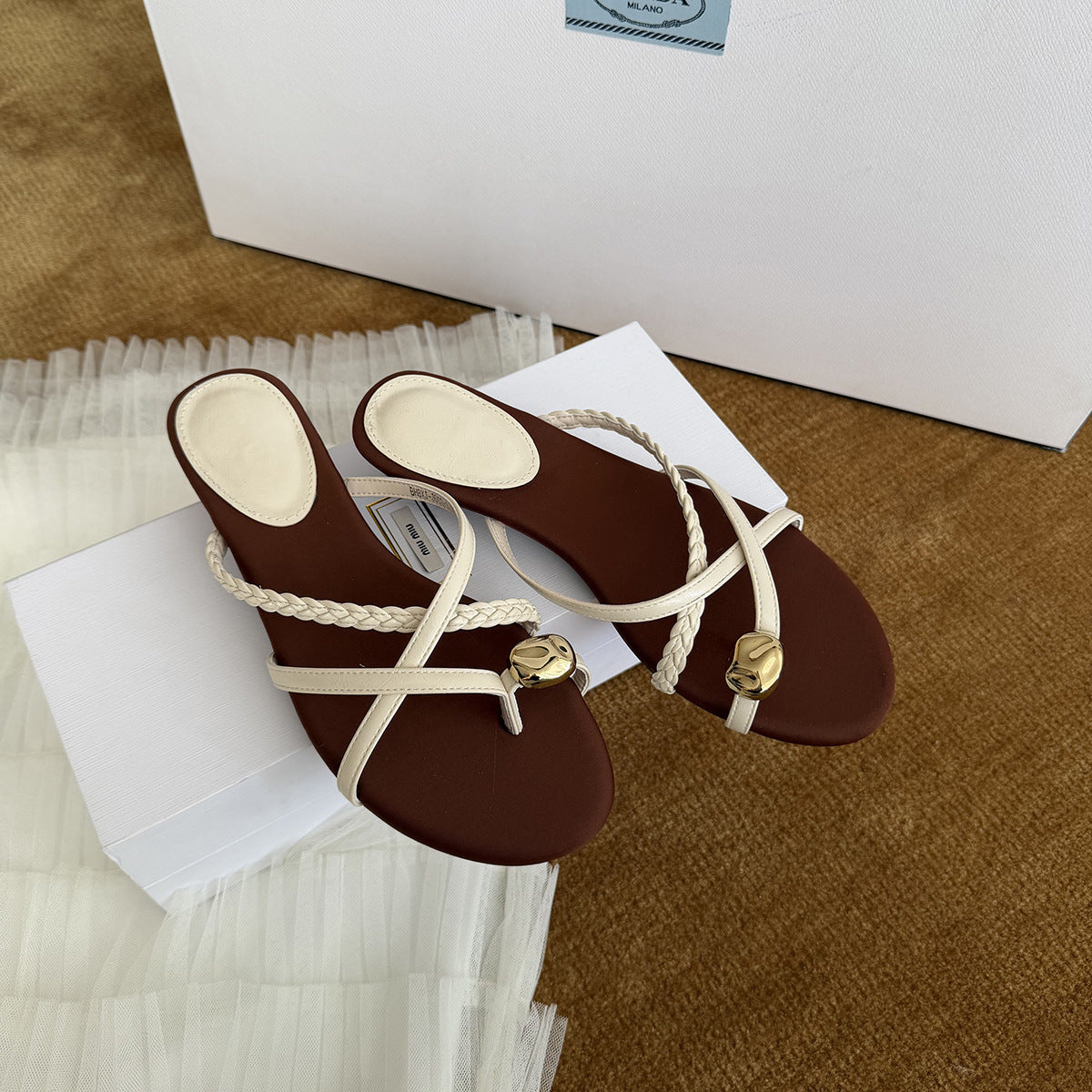 Damen Elegante Zehentrenner-Sandalen mit geflochtenem Riemendesign und dekorativem Metall-Detail