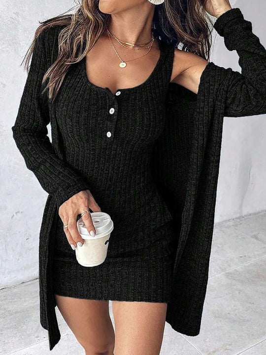 Damen Strickkleid mit Knopfdetails und passendem Cardigan R&B