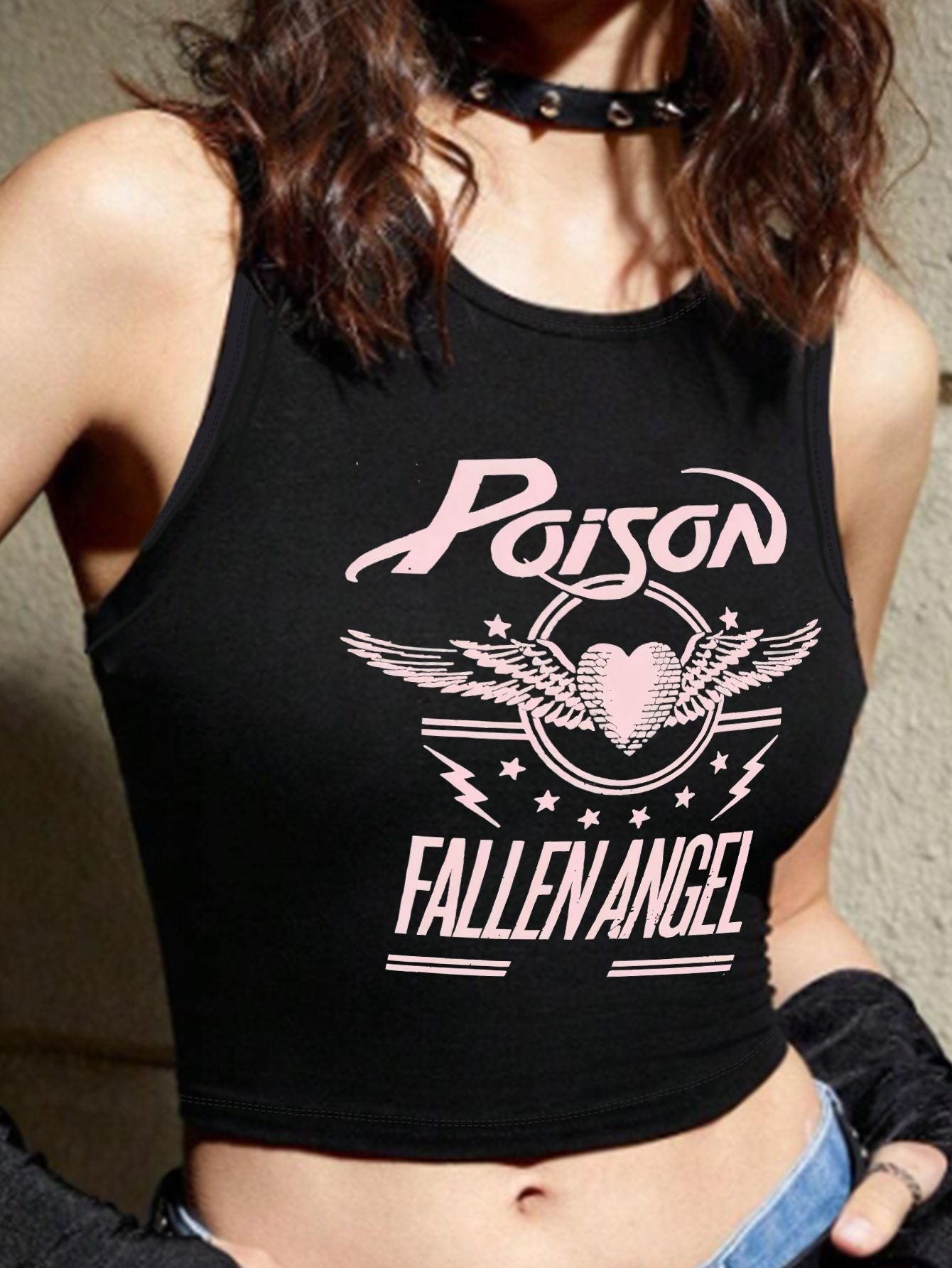 Damen Crop-Top mit auffälligem Grafikdesign und edgy Schriftzug R&B