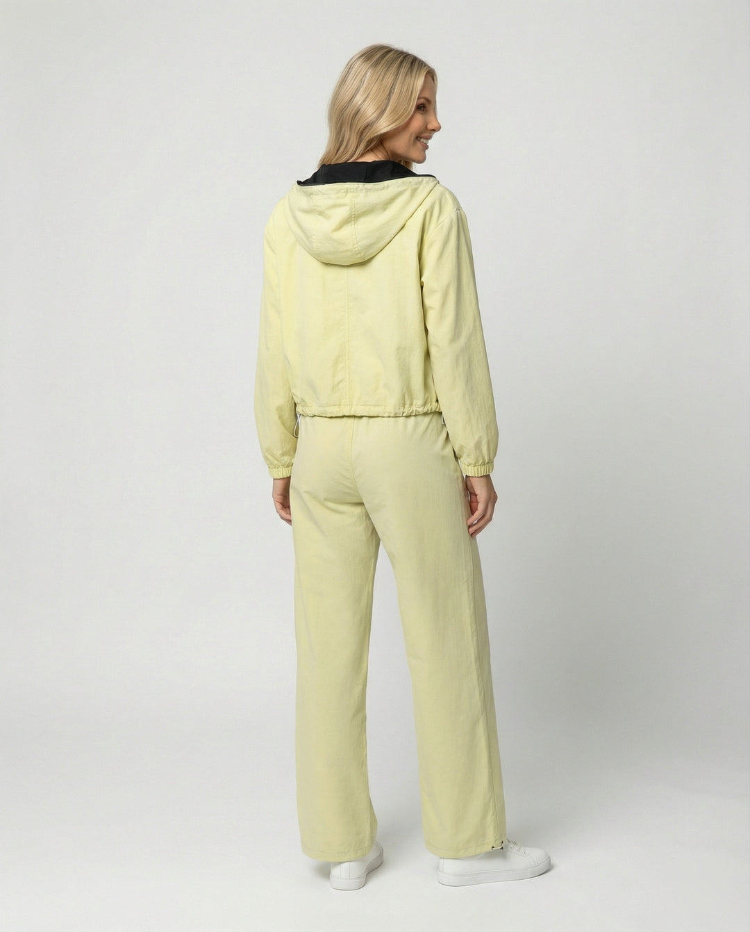 Damen kurzes Kapuzenblouson mit Reißverschluss und hochgeschnittener weiter Jogginghose R&B