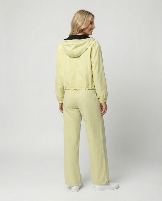 Damen kurzes Kapuzenblouson mit Reißverschluss und hochgeschnittener weiter Jogginghose R&B
