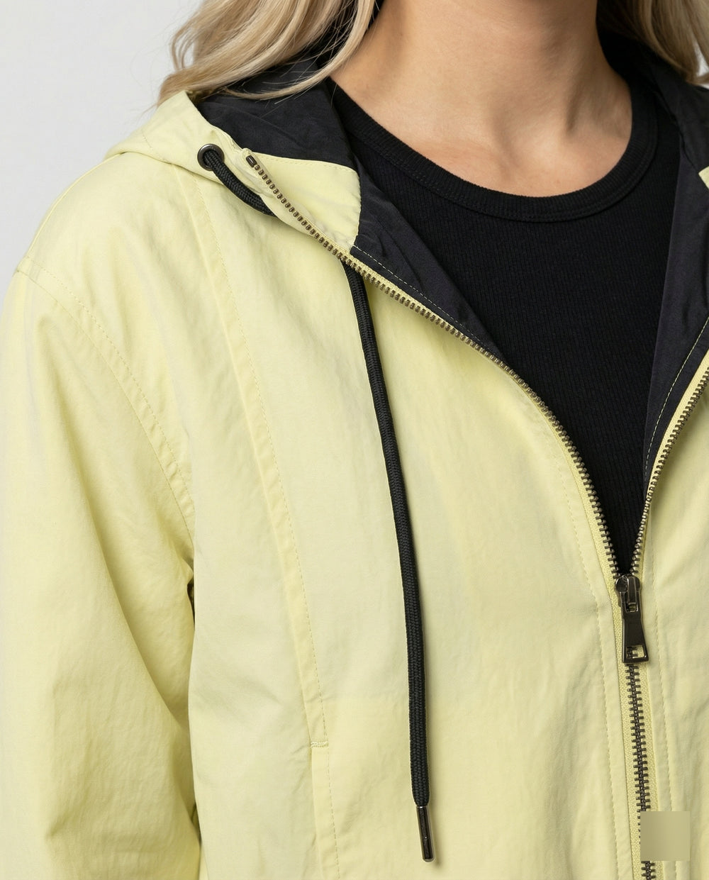 Damen kurzes Kapuzenblouson mit Reißverschluss und hochgeschnittener weiter Jogginghose R&B