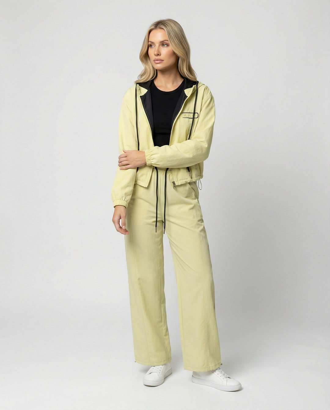 Damen kurzes Kapuzenblouson mit Reißverschluss und hochgeschnittener weiter Jogginghose R&B