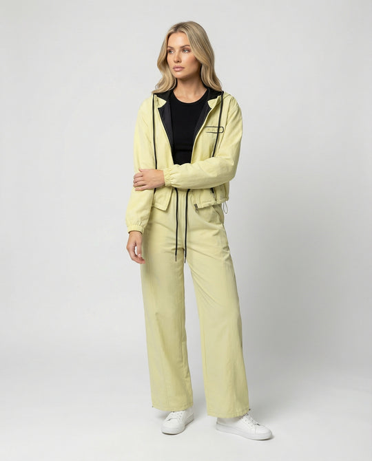 Damen kurzes Kapuzenblouson mit Reißverschluss und hochgeschnittener weiter Jogginghose R&B