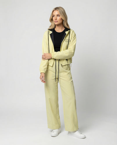 Damen kurzes Kapuzenblouson mit Reißverschluss und hochgeschnittener weiter Jogginghose R&B