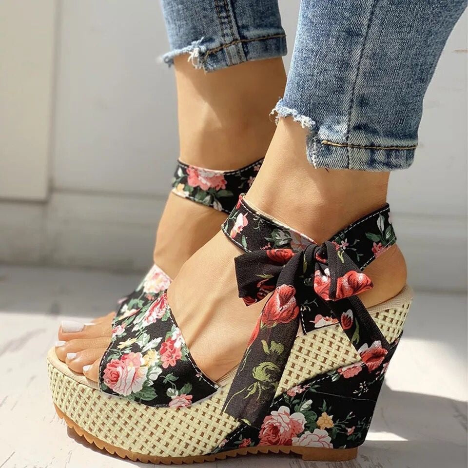 Damen Wedge-Sandalen mit dekorativem Spitzenschliff und verspielten Bändern R&B