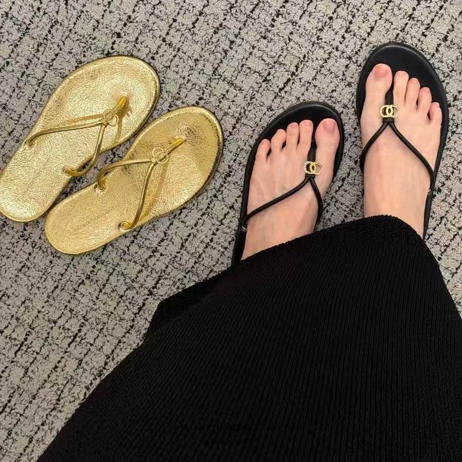 Damen elegante Zehentrenner mit hochwertiger Metallic-Oberfläche und ergonomischer Sohle