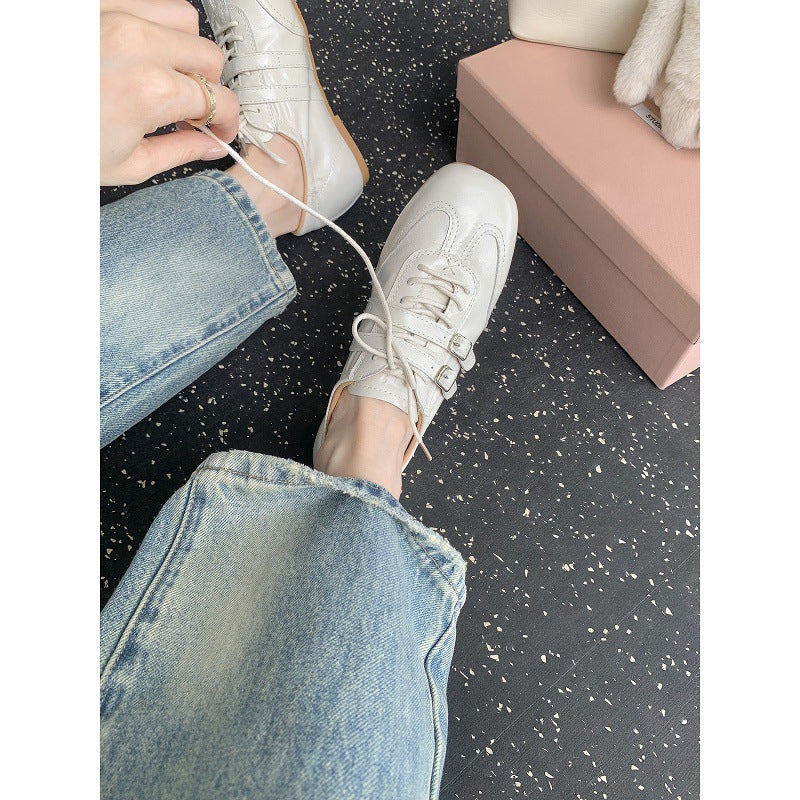 Damen Sneaker mit Schnallenakzenten und weicher Oberflächenstruktur