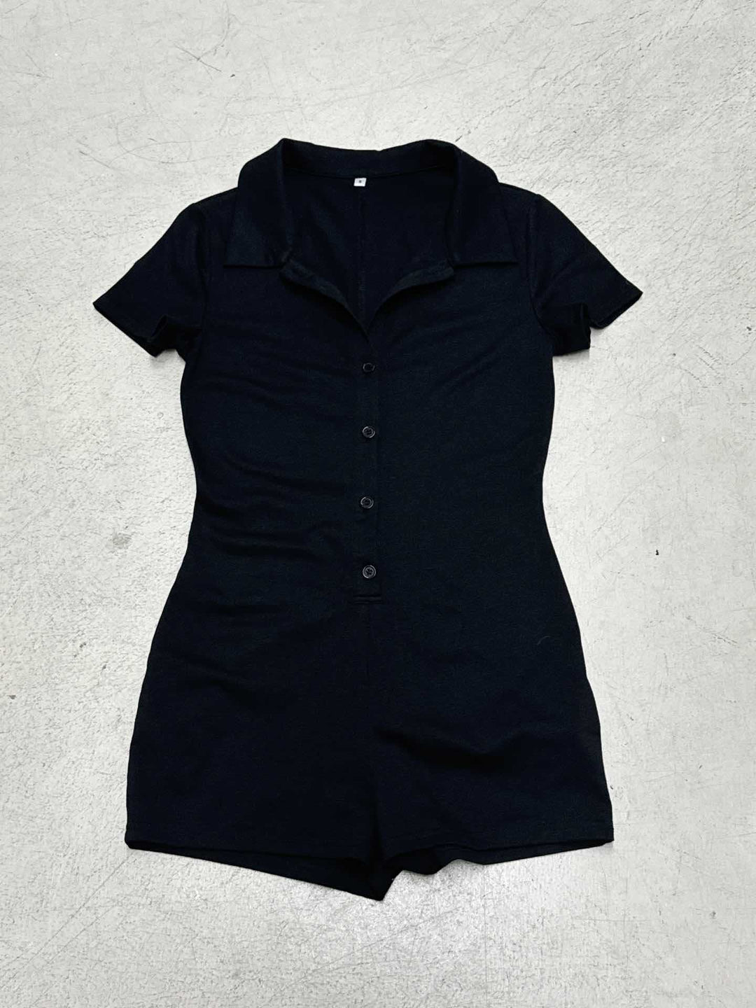 Damen Kurzarm-Jumpsuit mit Knopfleiste und elegantem Polokragen R&B