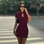 Damen Minikleid mit hochgeschlossenem Ausschnitt und figurbetonter Silhouette R&B