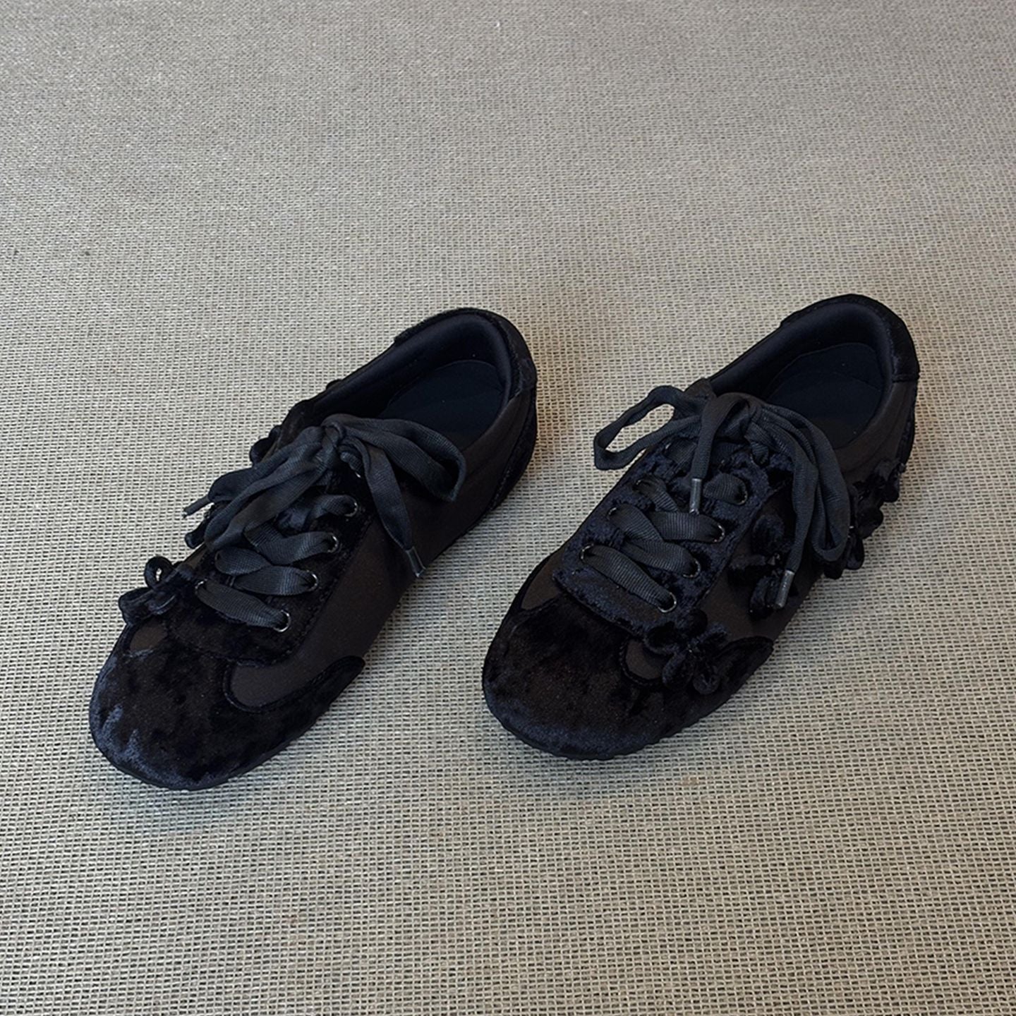 Damen Sportliche Sneaker mit elegantem Samtoberteil und modischen Applikationen R&B