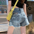 Damen Jeansshorts mit fransigen Säumen und einzigartigem Stickdetail
