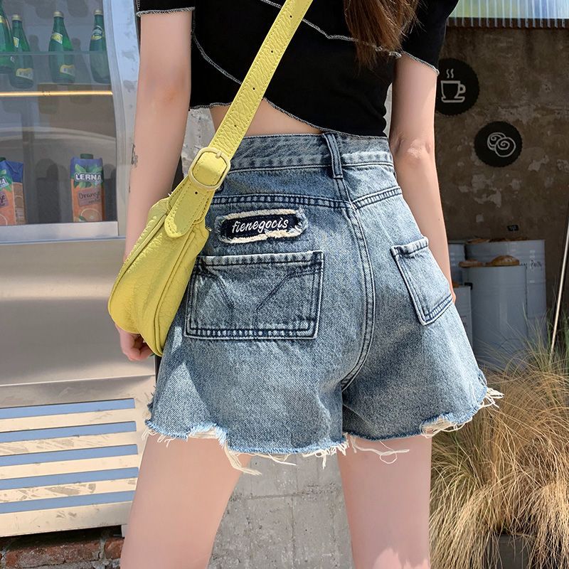 Damen Jeansshorts mit fransigen Säumen und einzigartigem Stickdetail