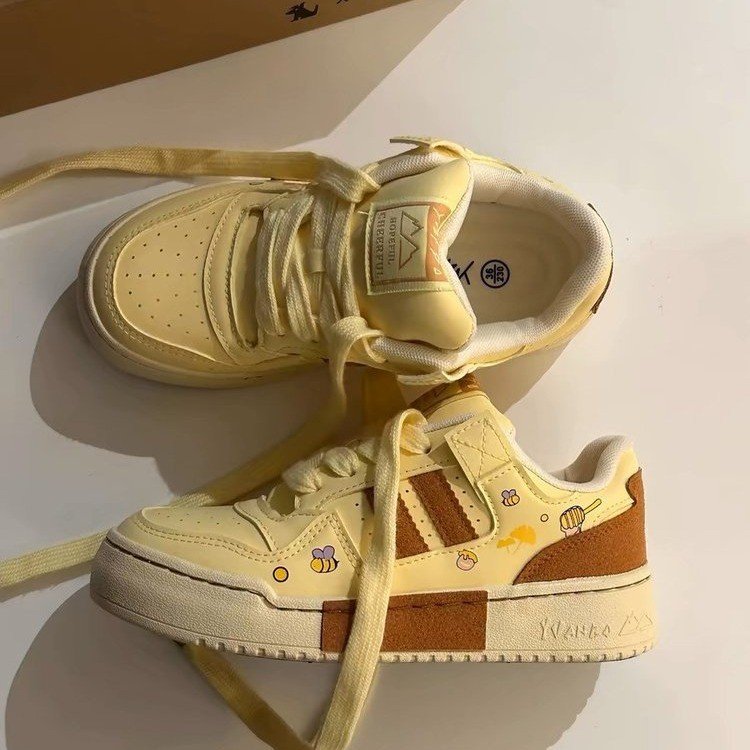 Damen Sneakers im verspielten Design mit bunten Applikationen und bequemer Dämpfung R&B