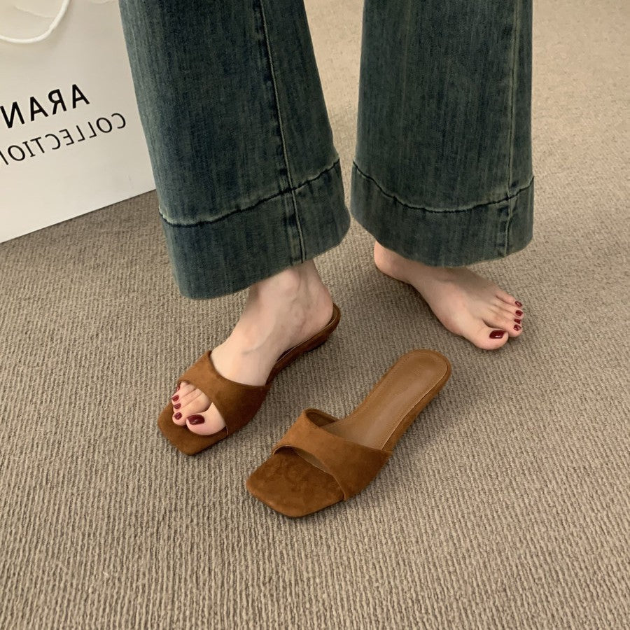 Damen Komfortable Slipper mit breitem Riemen und leichtem Absatz R&B