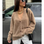 Damen Flauschiger Cardigan mit Wickeloptik und Knopfdetail
