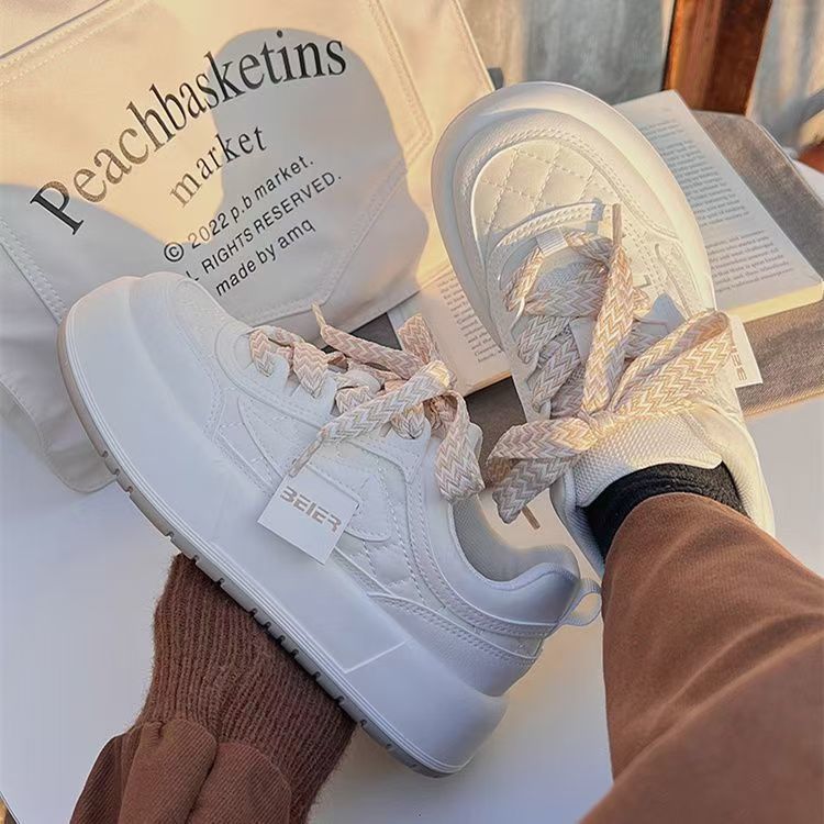 Damen modische Sneaker mit quilted Design und robustem Fersenbereich R&B