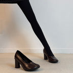 Damen elegante Pumps mit glänzender Lack-Oberfläche und komfortablem Blockabsatz