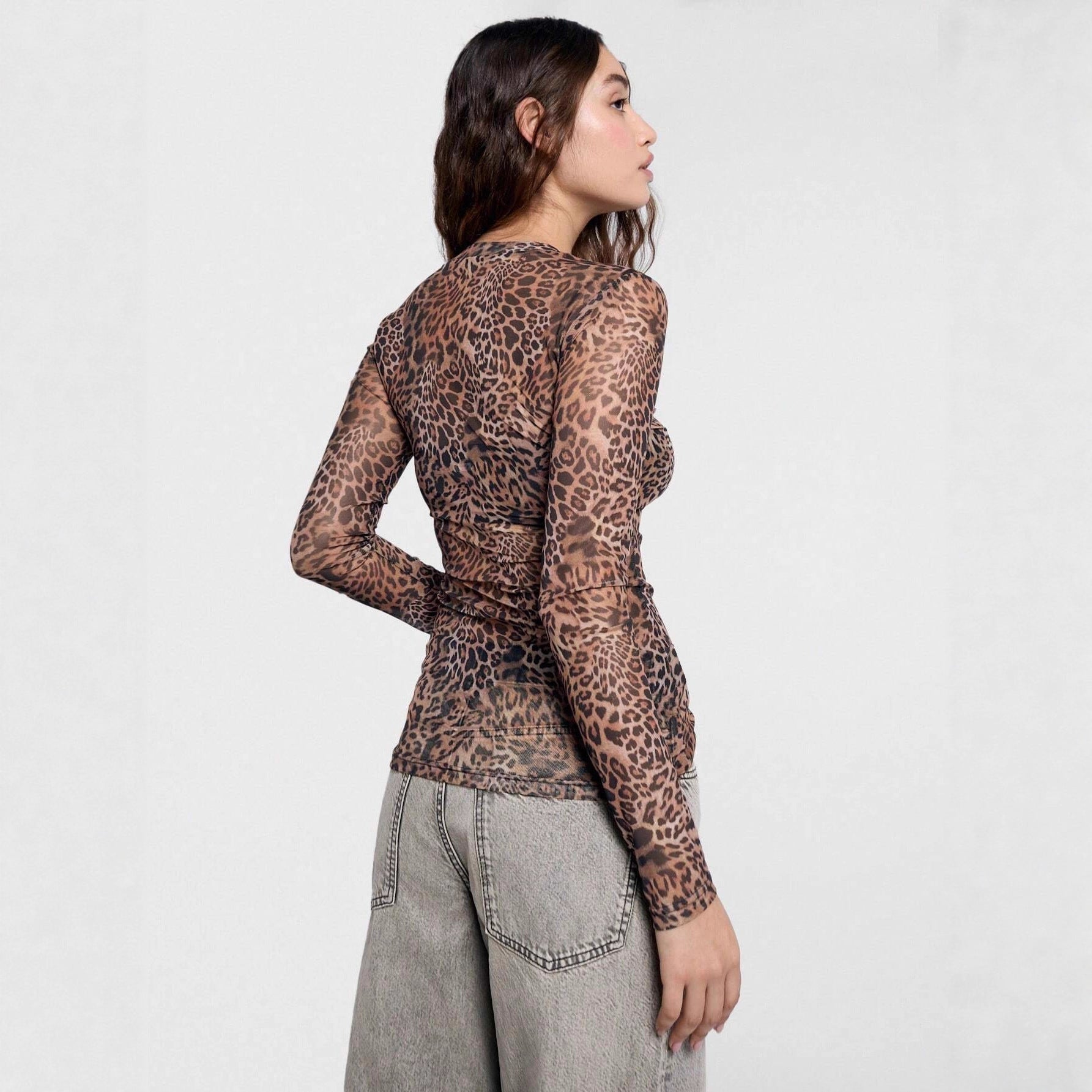 Damen nan figurnahes Netz-Longsleeve mit Leopardenmuster und seitlicher Raffung R&B
