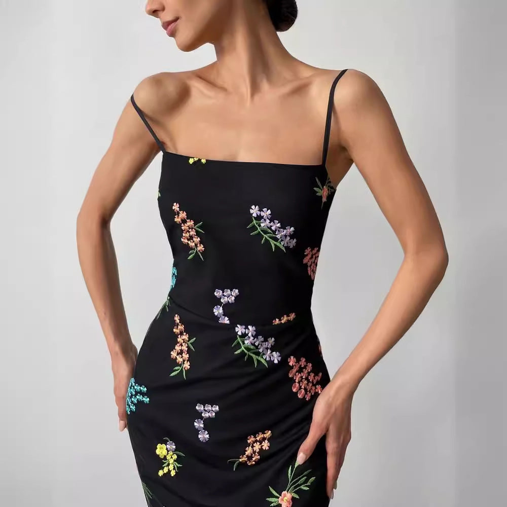 Damen Maxikleid mit floraler Handstickerei und zartem Trägerdesign R&B