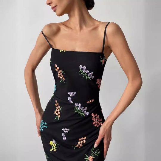 Damen Maxikleid mit floraler Handstickerei und zartem Trägerdesign R&B
