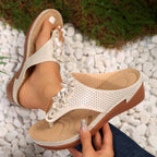 Damen Bequeme Zehentrenner Sandalen mit modischen Blumenapplikationen R&B