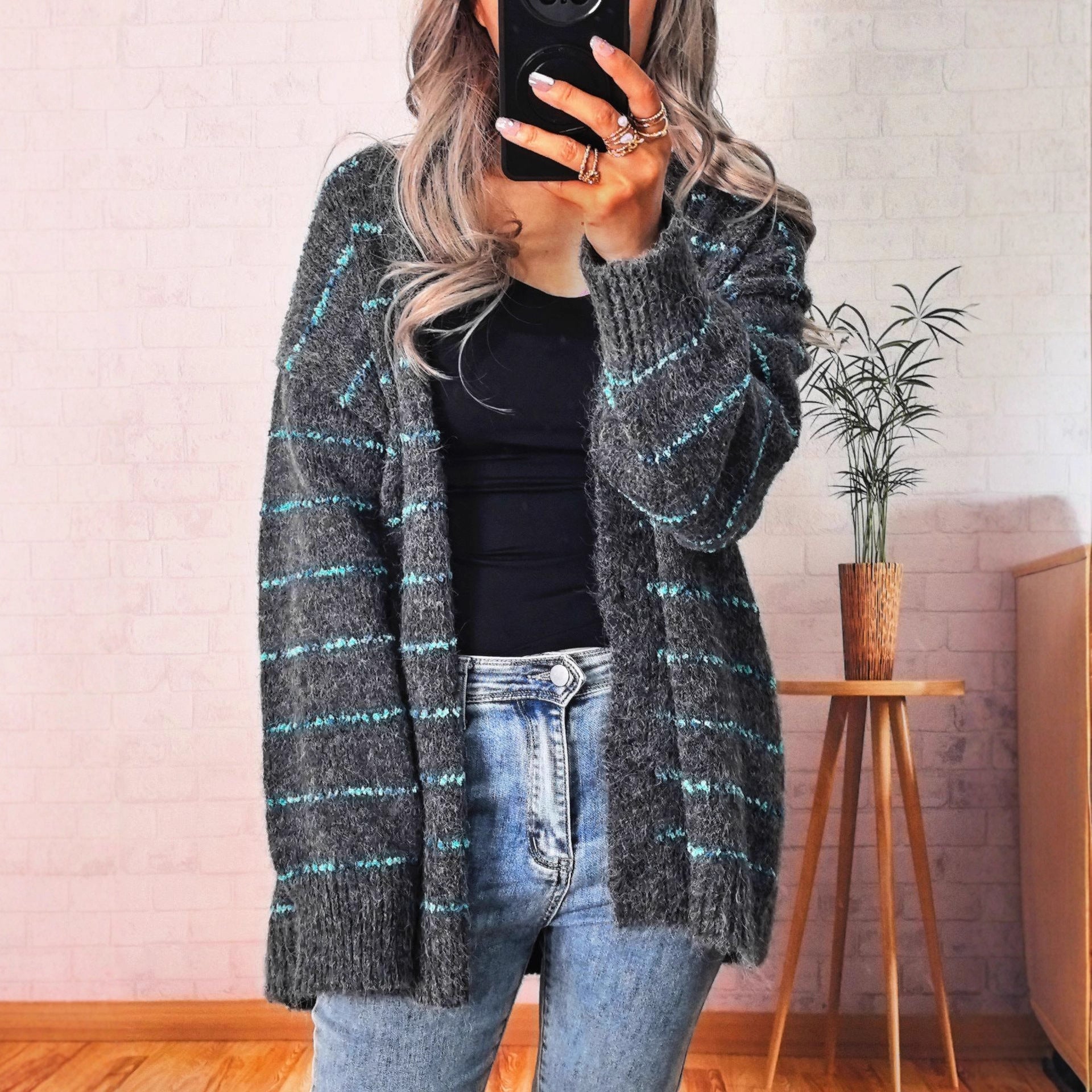 Damen Grobstrickjacke mit modischen Kontraststreifen und eleganten Knopfdetails R&B