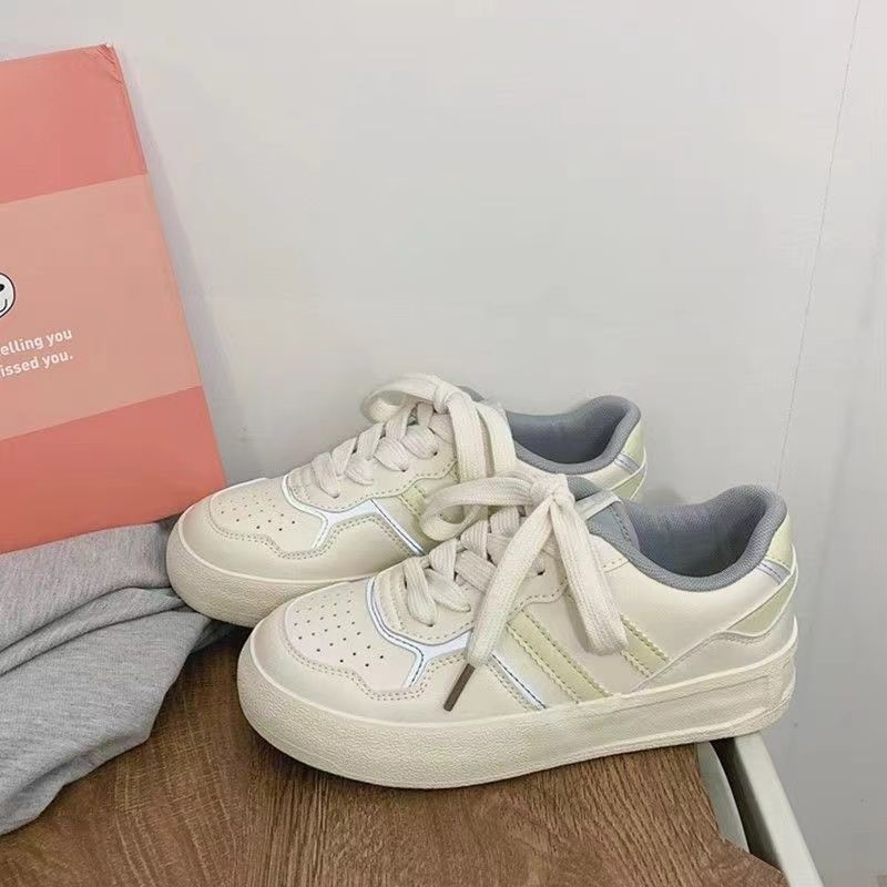 Damen Sportliche Sneaker mit Glanzdetails und stabiler Sohle