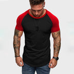 Herren Rundhalsshirt mit kontrastierenden Ärmeln und figurbetonter Passform