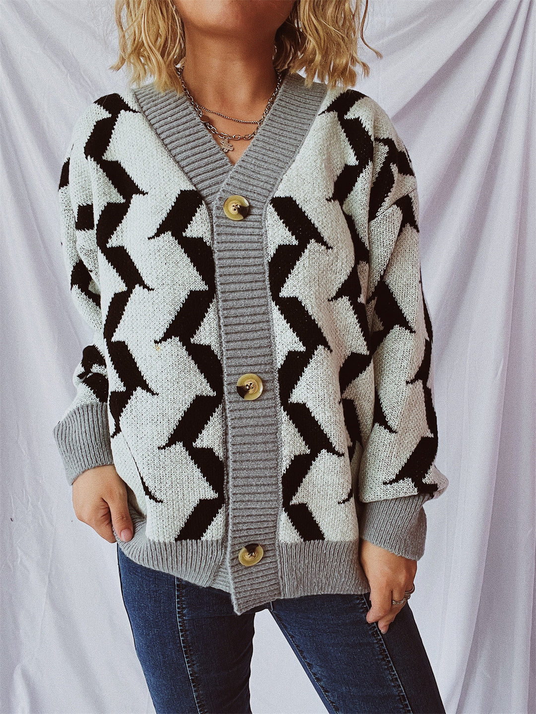 Damen Grobstrickjacke mit grafischem Muster und hochwertigen Knopfdetails R&B
