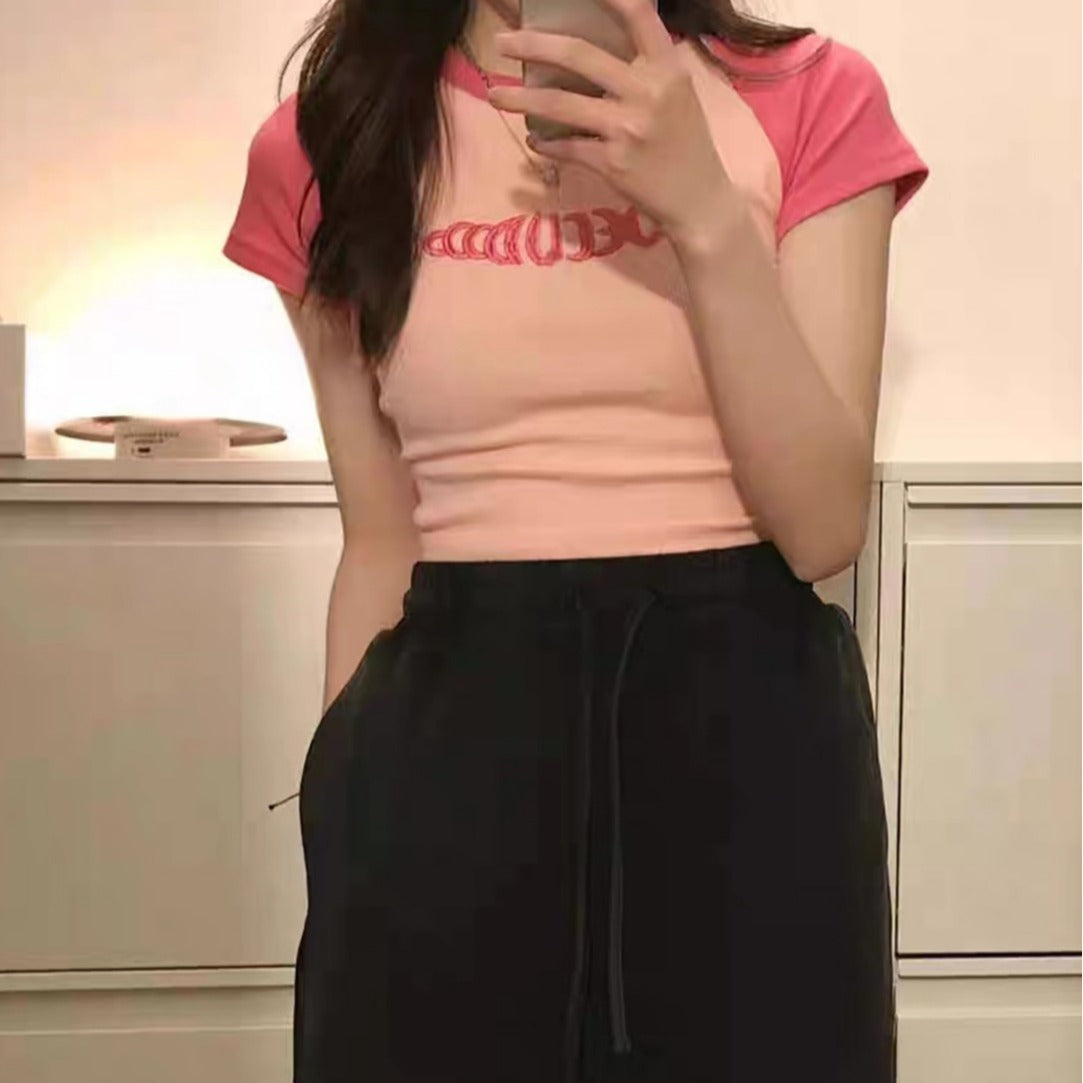 Damen Cropped T-Shirt mit kontrastierenden Ärmeln und modernem Aufdruck R&B