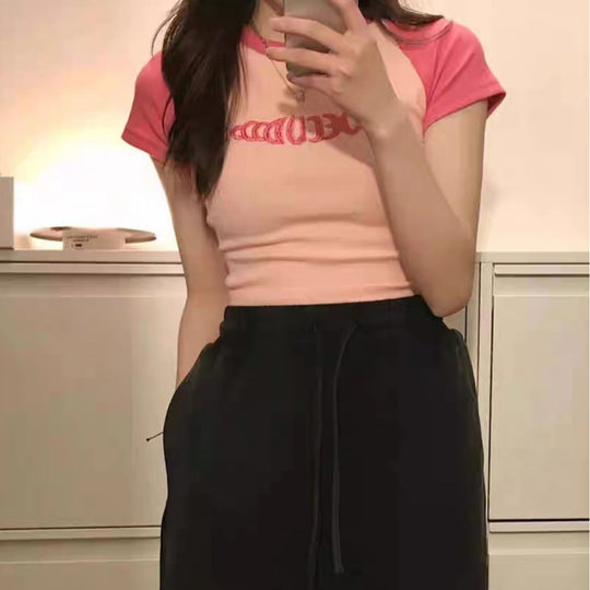Damen Cropped T-Shirt mit kontrastierenden Ärmeln und modernem Aufdruck R&B